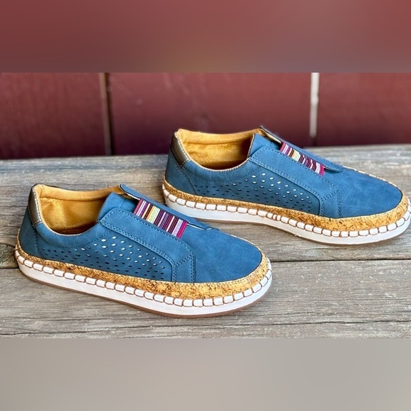 NEW Women's Vegan Leather Suede Fashion Sneakers Blue Rainbow Stretch 8M - Picture 5 of 6